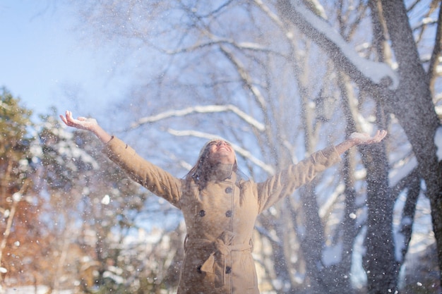 Jeune femme en hiver