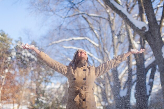 Jeune femme en hiver