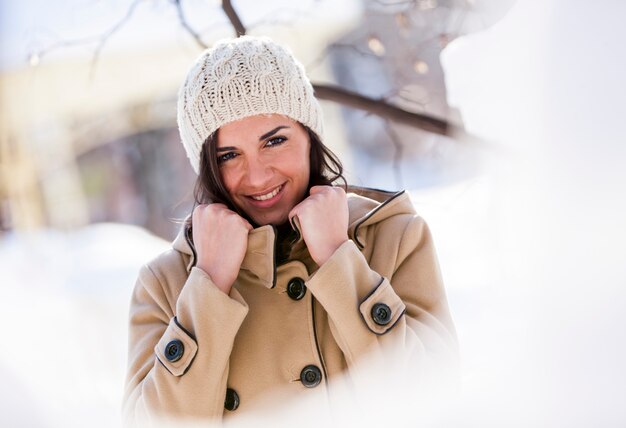 Jeune femme en hiver