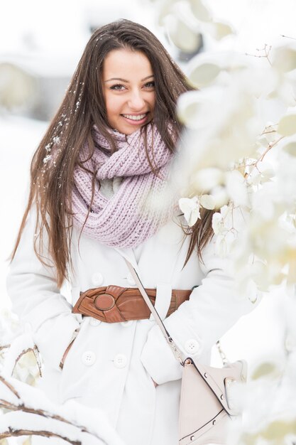 Jeune femme en hiver