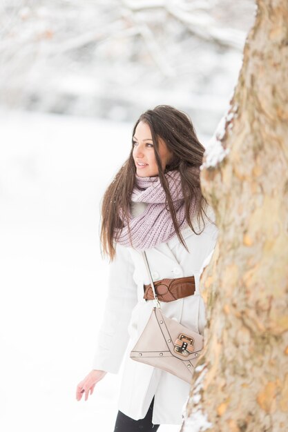 Jeune femme en hiver