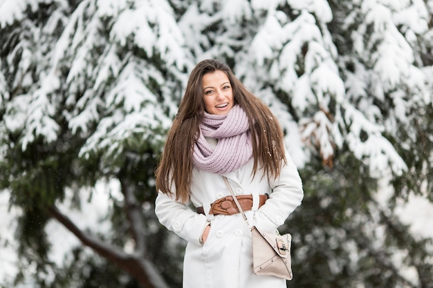 Jeune femme en hiver