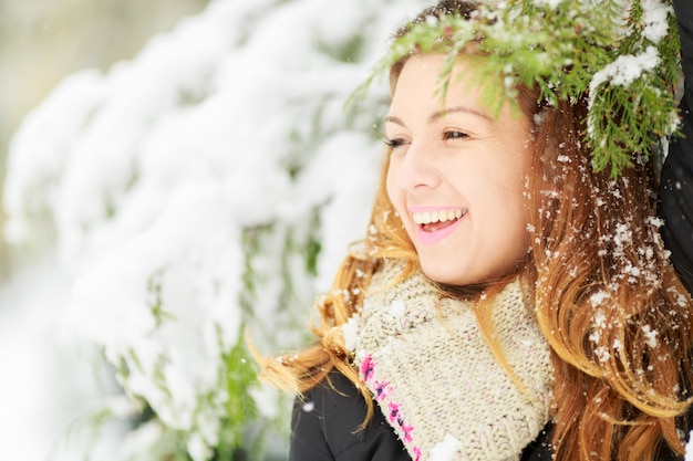 Jeune femme en hiver