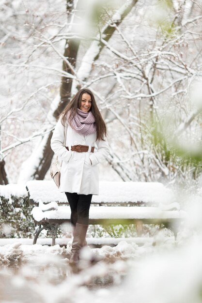 Jeune femme en hiver