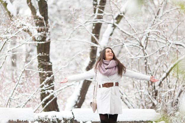 Jeune femme en hiver