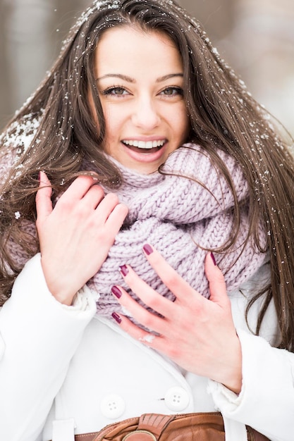 Jeune femme en hiver