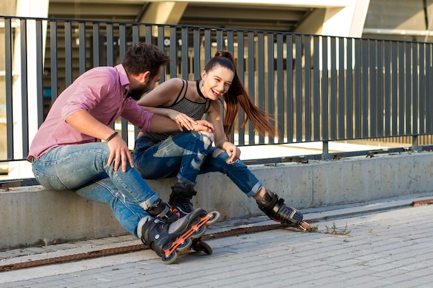 Jeune femme et homme assis.