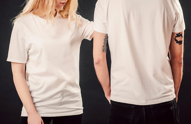 Jeune femme et homme en chemise blanche vierge