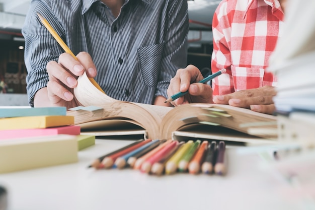 Jeune femme et homme étudiant pour un test ou un examen. Groupe d&#39;étude.