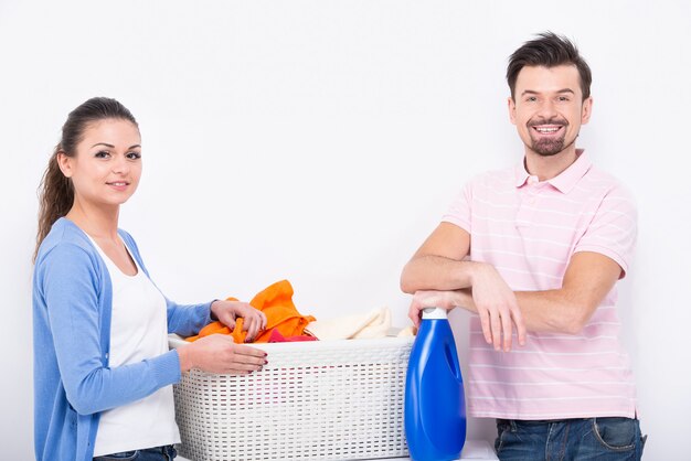 Jeune femme et homme font la lessive.