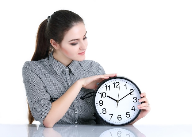 Jeune femme avec horloge isolé sur blanc