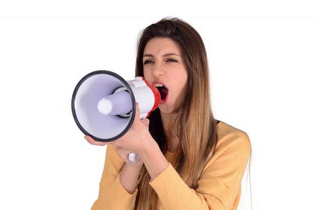 Jeune femme hurlant sur un mégaphone.