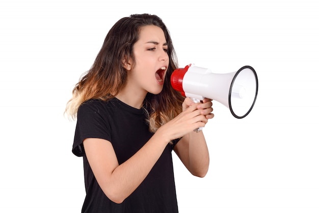 Jeune femme hurlant sur un mégaphone.