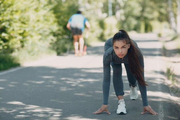 Jeune femme avec impatience et va courir dans le parc