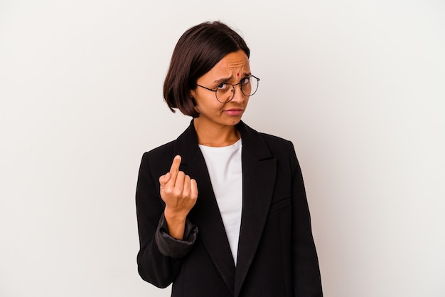 Jeune femme indienne d'affaires isolée sur blanc pointant avec le doigt sur vous comme si vous invitiez à vous rapprocher.