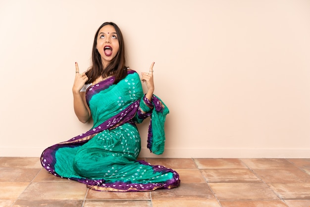 Jeune femme indienne assise sur le sol