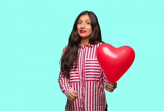 Jeune femme indienne célébrant la Saint Valentin