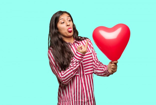 Jeune femme indienne célébrant la Saint Valentin