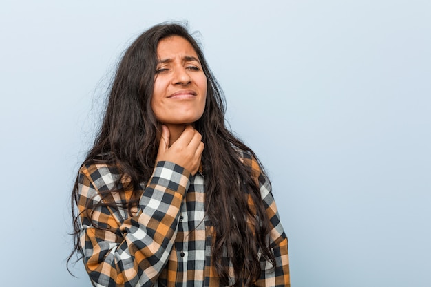 Jeune femme indienne cool souffre de douleurs à la gorge en raison d'un virus ou d'une infection.