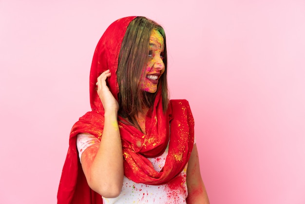 Jeune femme indienne dans une fête holi sur mur isolé