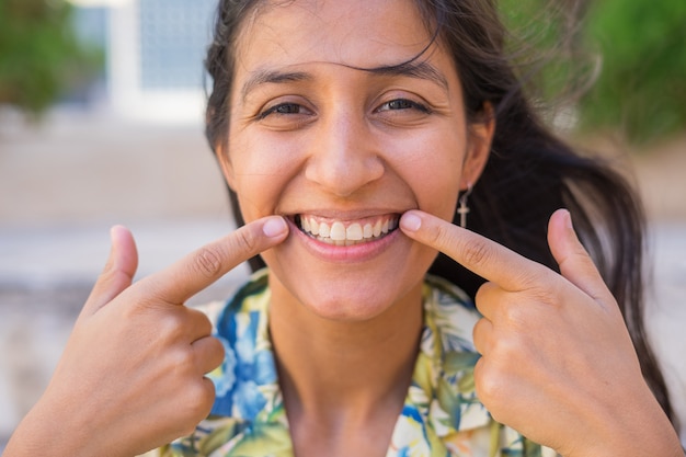 Jeune femme indienne faisant remarquer son sourire