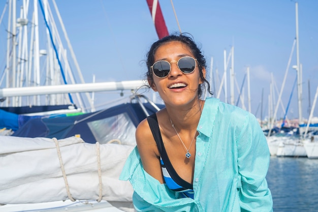 Jeune femme indienne heureuse en bateau