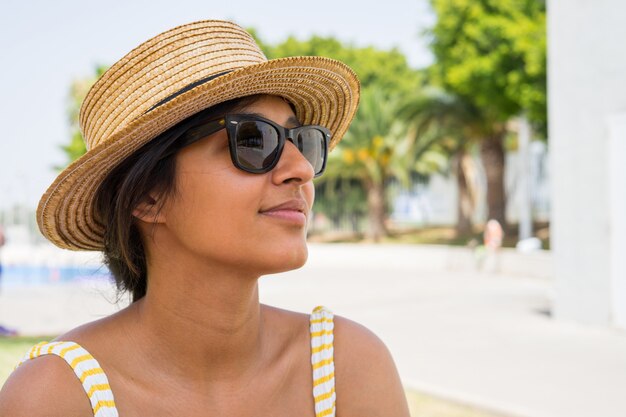 Jeune femme indienne heureuse dans la piscine