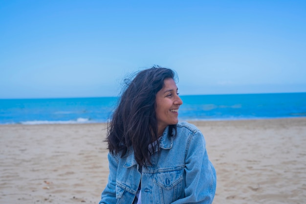 Jeune femme indienne heureuse à la plage