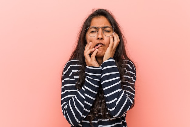 Jeune femme indienne intellectuelle pleurnicher et pleurer de façon inconsolable.