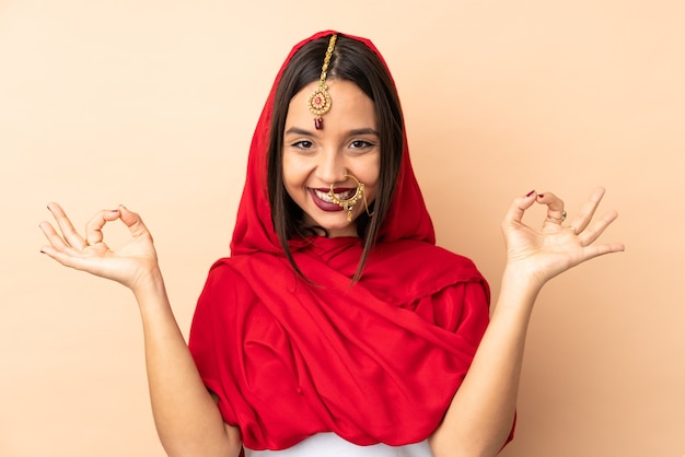 Jeune femme indienne isolée sur beige