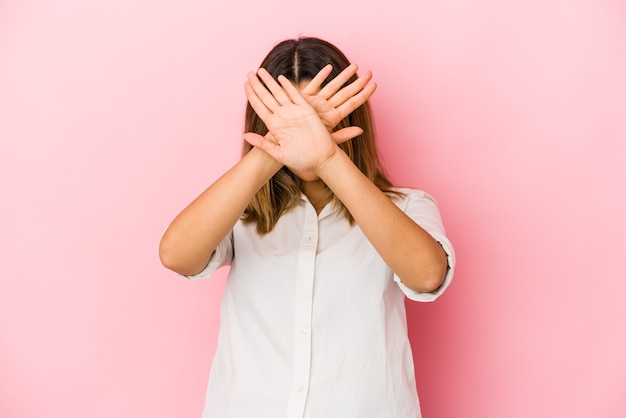 Jeune femme indienne isolée sur fond rose en gardant deux bras croisés, concept de déni.