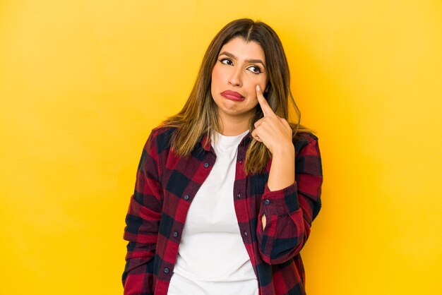 Jeune femme indienne isolée sur jaune pleurer, mécontente de quelque chose, de l'agonie et de la confusion.