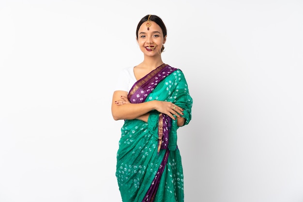 Jeune femme indienne isolée sur mur blanc en gardant les bras croisés en position frontale