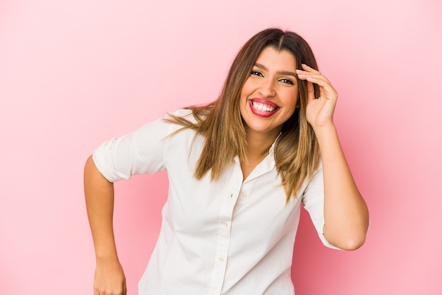 Jeune femme indienne isolée sur le mur rose joyeux rire beaucoup. Concept de bonheur