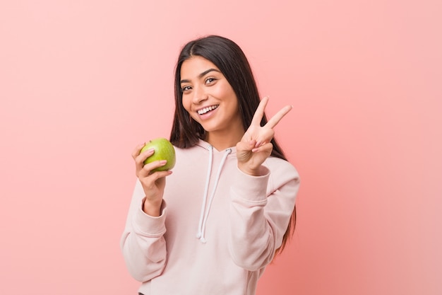 jeune femme indienne mange une pomme