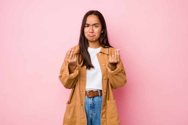 Jeune femme indienne métisse isolée montrant qu'elle n'a pas d'argent.