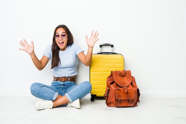 Jeune femme indienne métisse prête à partir en voyage pour célébrer une victoire ou un succès, il est surpris et choqué.