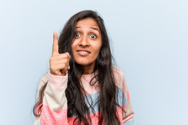 Jeune femme indienne de mode ayant une idée, un concept d'inspiration.