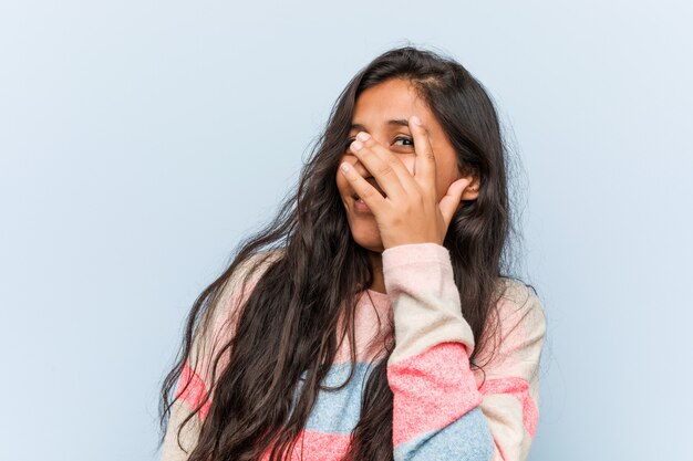 Jeune femme indienne de mode cligner des yeux, embarrassé couvrant le visage.