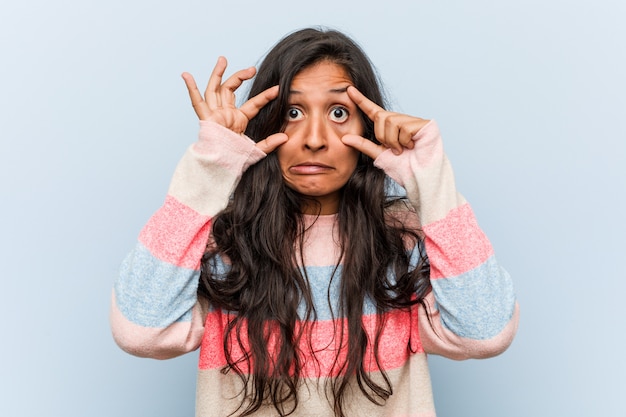 Jeune femme indienne de mode, gardant les yeux ouverts pour trouver une occasion de réussir.