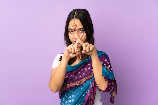 jeune femme indienne sur mur isolé