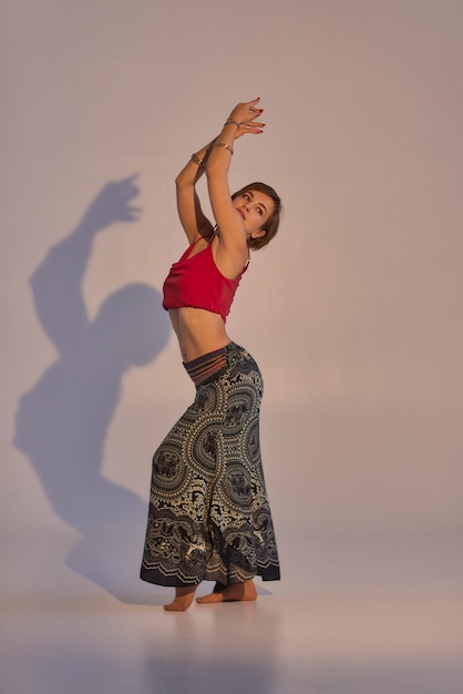 Jeune femme indienne portant un costume traditionnel de danseuse du ventre Dansant la danse orientale exotique avec le corps et les mains