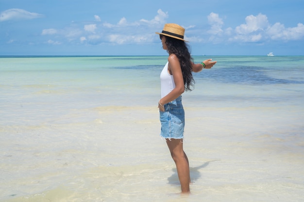 Jeune femme indienne posant au bord de la mer