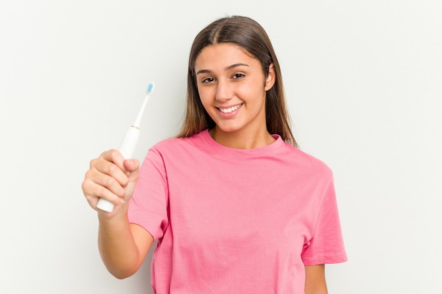 Jeune femme indienne se brosser les dents isolé sur fond blanc