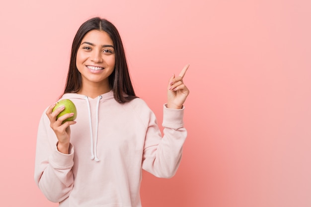 jeune femme indienne tenant une pomme