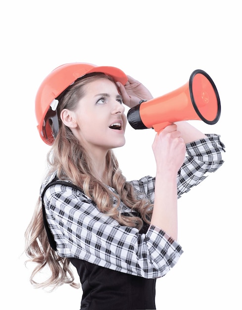 Jeune femme ingénieur avec un mégaphone isolé sur blanc