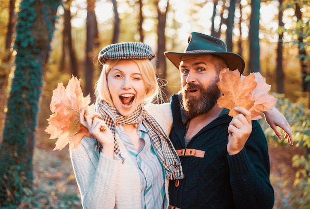 Jeune femme insouciante avec un bel homme barbu en pull ou chandail vintage tendance humeur automnale p