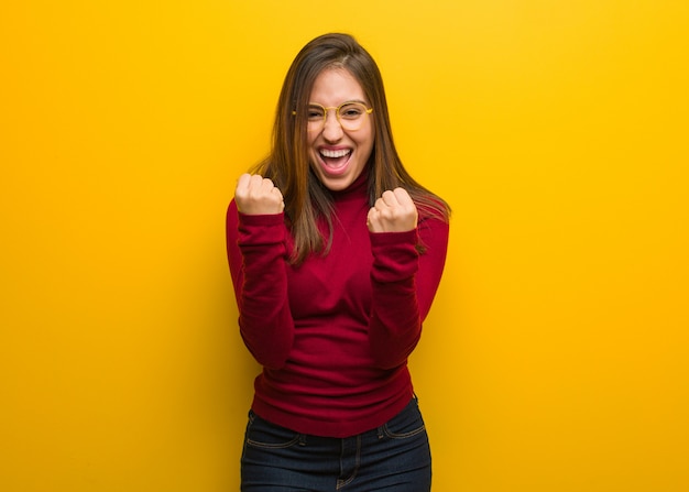 Jeune femme intellectuelle surprise et choquée