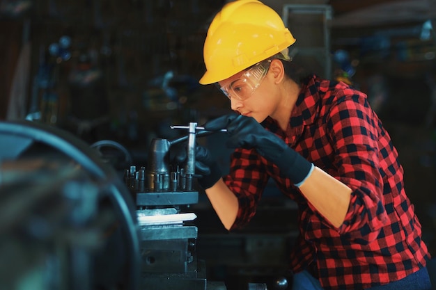 Jeune femme intelligente travaillant dans une usine Femme d'ingénierie travaillant à l'usine Concept de femme travaillant