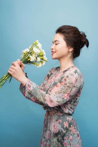 Jeune Femme Intéressée En Jolie Robe Sur Fond Bleu